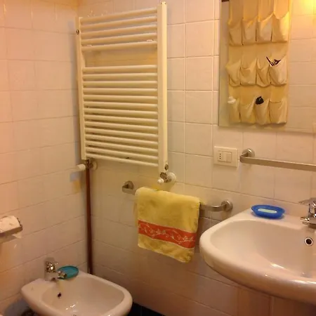 The House On The Bridge- La Casa Sul Ponte מנאג'יו